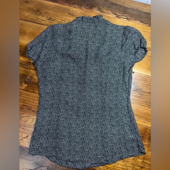 White House Black Market Black, White Cap Sleeve V-Neck Ruffle Silk Blouse Sz 10 - Picture 11 of 13